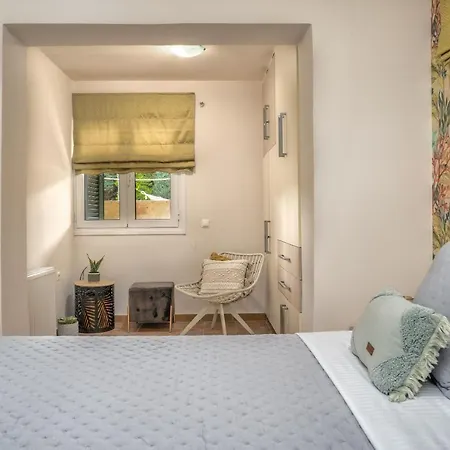 Suburban Elegant Studios, By Zantewize Zakintos