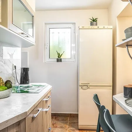 アパート Suburban Elegant Studios, By Zantewize ザキントス