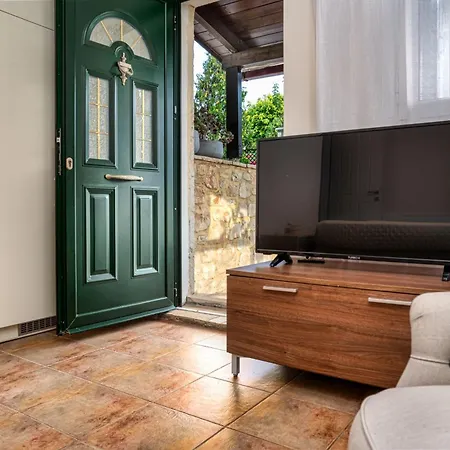 Suburban Elegant Studios, By Zantewize Apartment