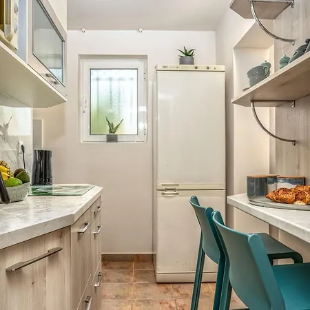 Suburban Elegant Studios, By Zantewize Apartment *